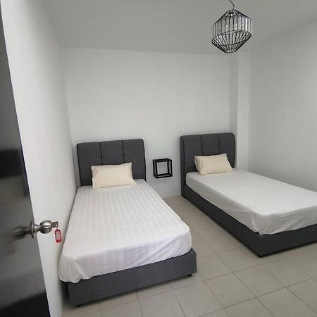 Modern , Spacious Gambang Ump 18 Guest House Exterior foto
