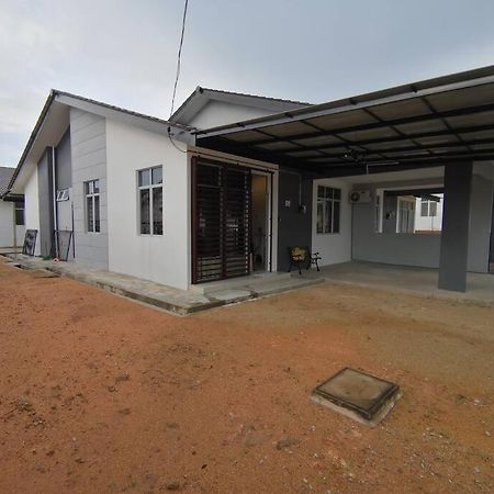 Modern , Spacious Gambang Ump 18 Guest House Exterior foto