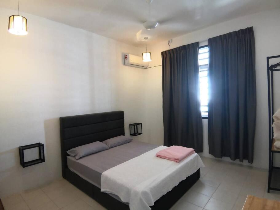 Modern , Spacious Gambang Ump 18 Guest House Exterior foto